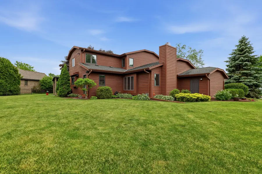 3720 Briarwood Ln, Manitowoc, WI 54220 - #3