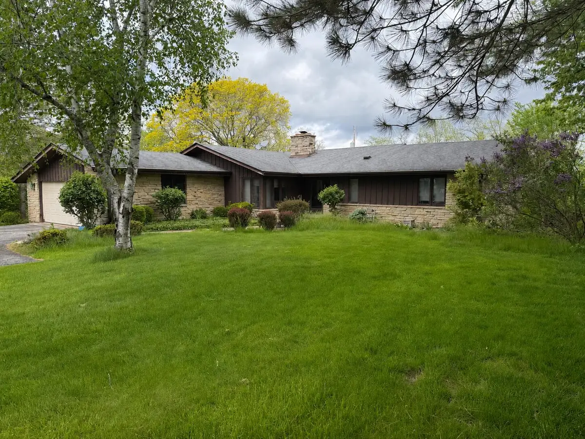 5550 W Parkview Dr, Mequon, WI 53092 - #1