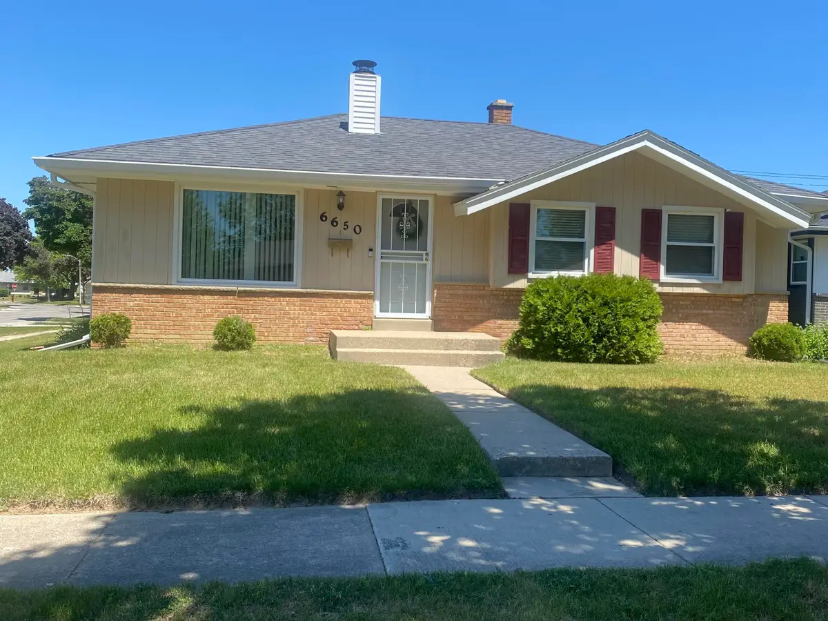 6650 W Clovernook Ct, Milwaukee, WI 53223 - #1
