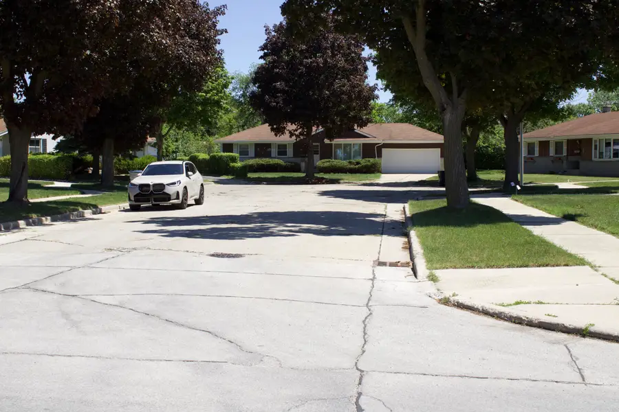 6650 W Clovernook Ct, Milwaukee, WI 53223 - #2