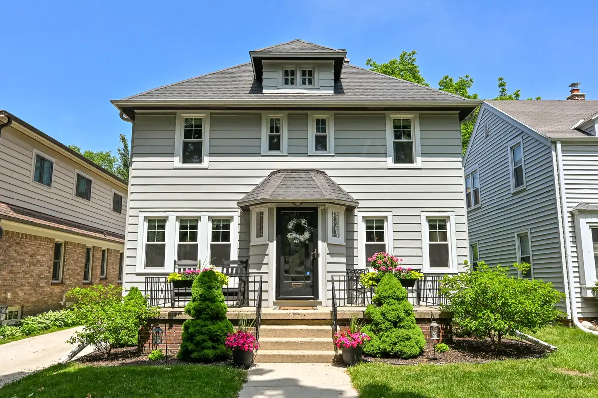 912 E Meadow Pl, Whitefish Bay, WI 53217 - #1