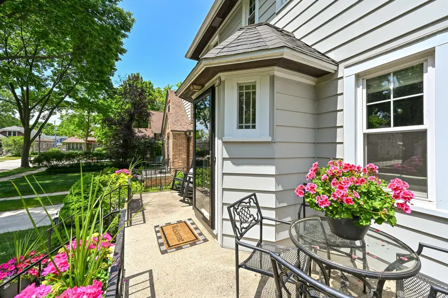 912 E Meadow Pl, Whitefish Bay, WI 53217 - #3