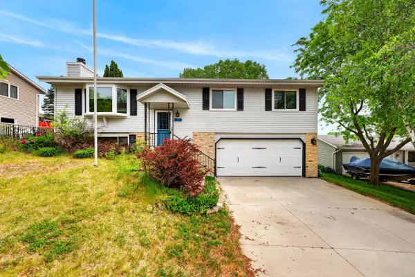 919 Squire Ln, West Bend, WI 53090