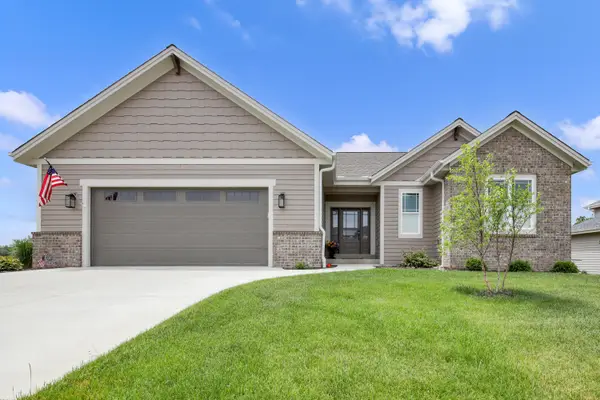 S54W25469 Pebble Brook Ct, Waukesha, WI 53189
