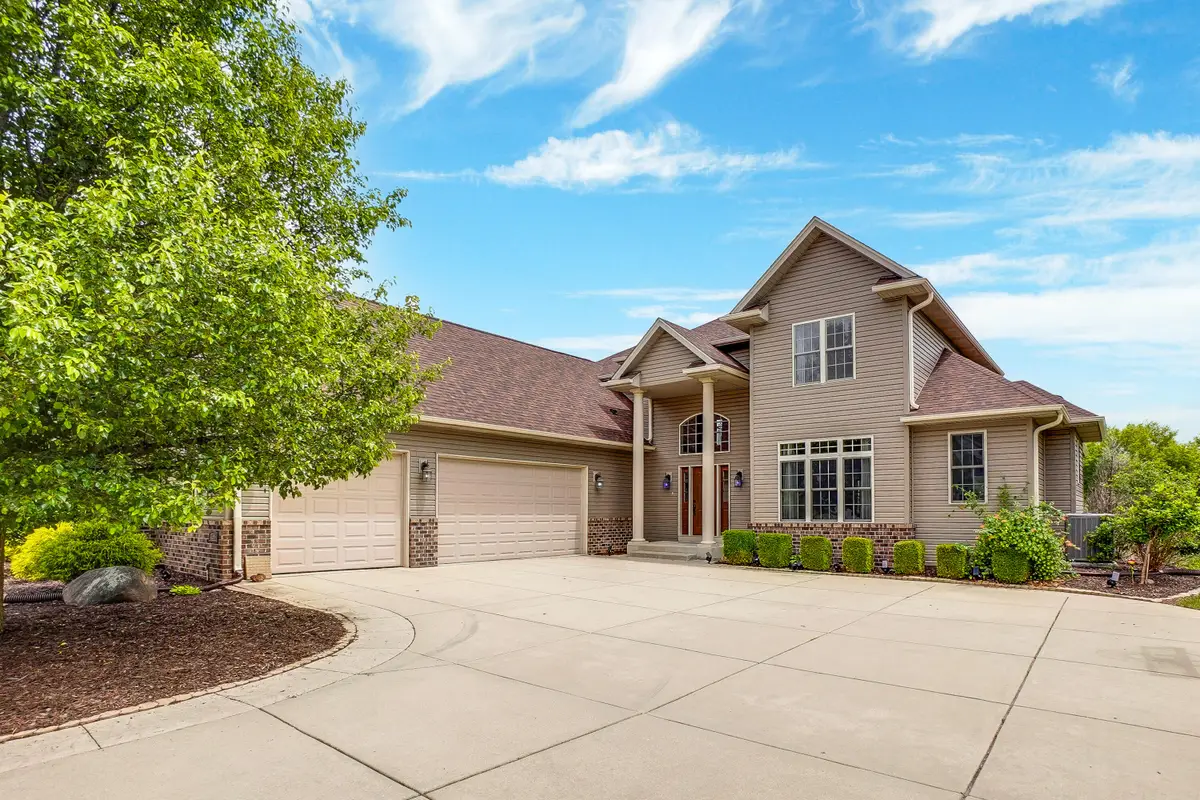 750 Pinehurst Dr, Mukwonago, WI 53149 - #1