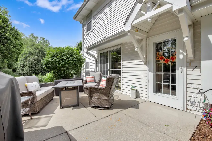 6060 S Crosswinds Dr, Cudahy, WI 53110 - #2