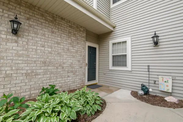 18730 Emerald Cir, Brookfield, WI 53045