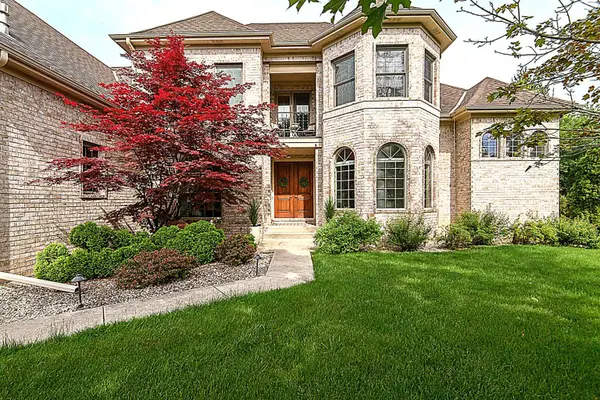 10935 N Oriole Ln, Mequon, WI 53092