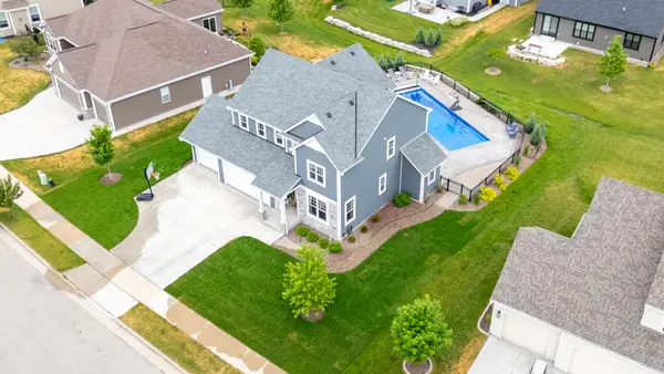 1384 Bluestem Trl, Oconomowoc, WI 53066