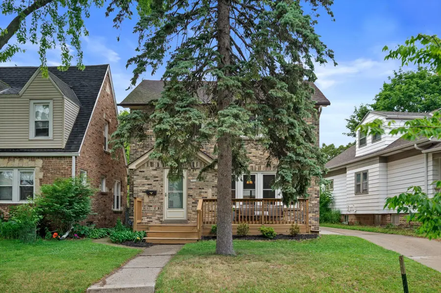 1512 E Olive St, Shorewood, WI 53211 - #3