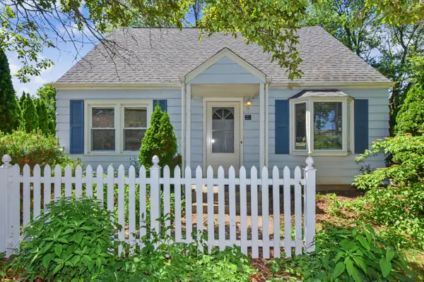 W165N8607 Dardis Ave, Menomonee Falls, WI 53051