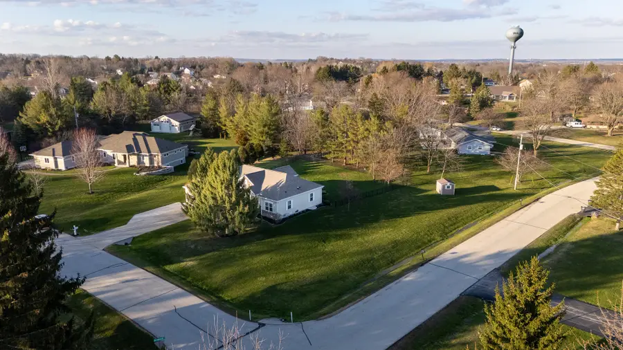 W272N387 Hilltop Dr, Pewaukee, WI 53188 - #2