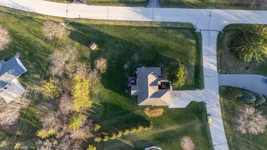 W272N387 Hilltop Dr, Pewaukee, WI 53188 - #3