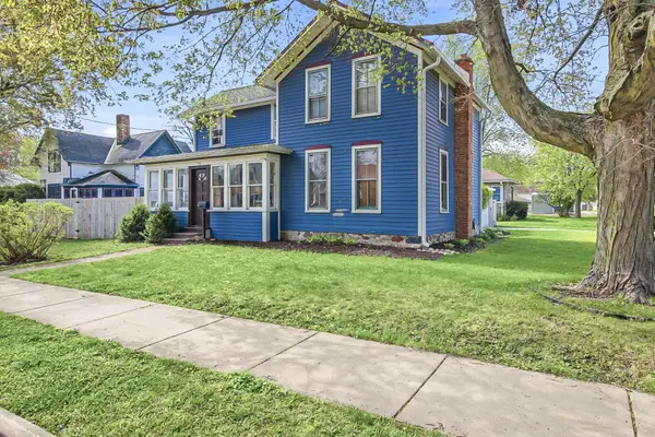 725 W South St, Oconomowoc, WI 53066
