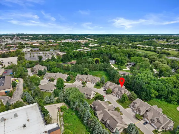 18575 Brookfield Lake Dr, Brookfield, WI 53045