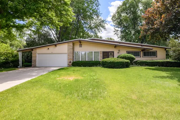 8954 N Silver Brook Ln, Brown Deer, WI 53223