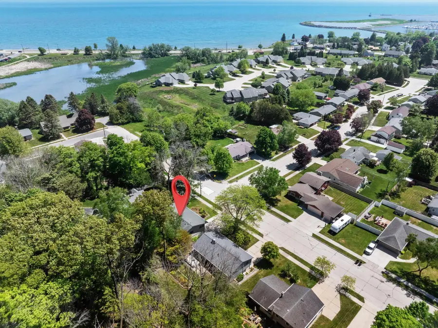 306 Fenway Ter, Manitowoc, WI 54220 - #2