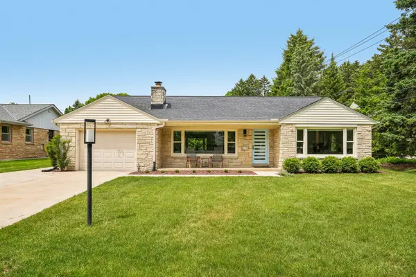 6421 N Lake Dr, Fox Point, WI 53217