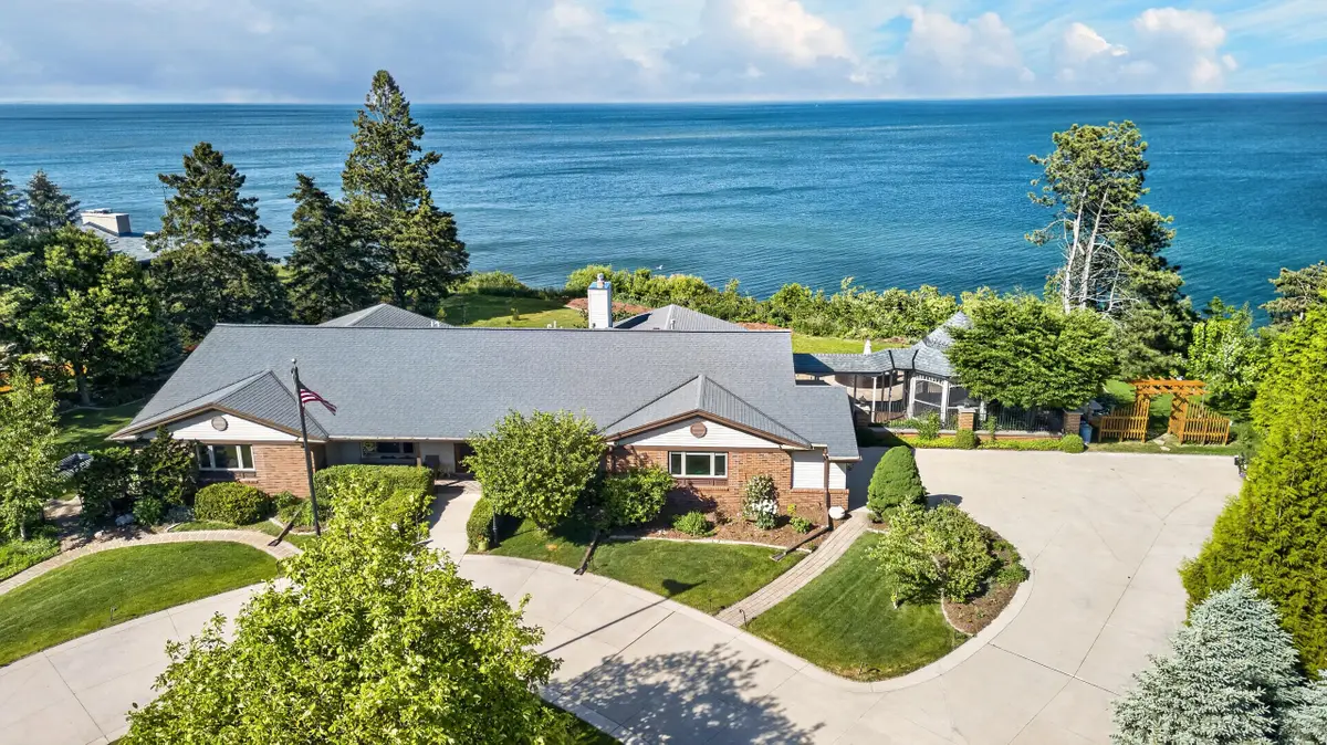 620 Oak Tree Rd, Sheboygan, WI 53083 - #1