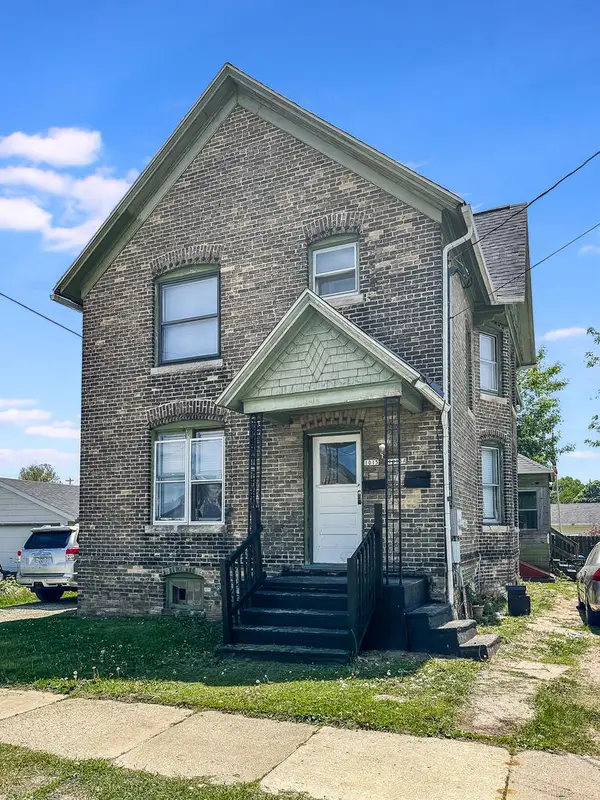1015 Hamilton St, Manitowoc, WI 54220