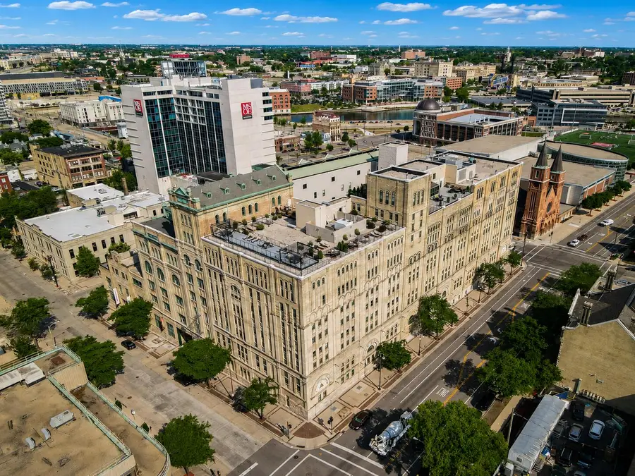 270 E Highland Ave, Milwaukee, WI 53202 - #3