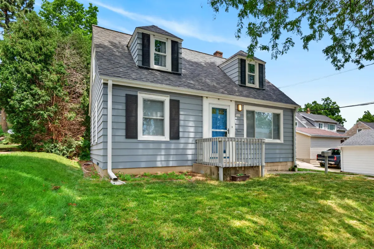 9020 W Vincent Pl, West Allis, WI 53214 - #1