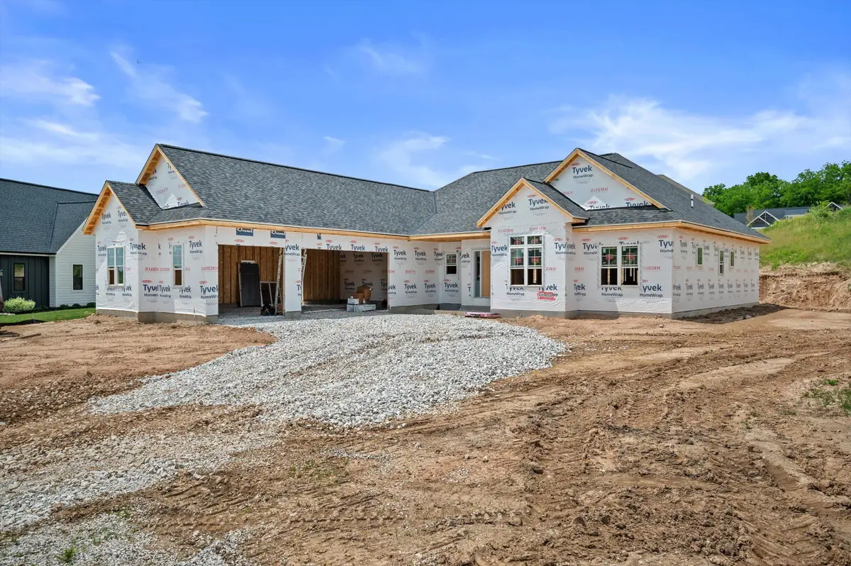W253N5539 Crescent Hill Dr, Sussex, WI 53089 - #1