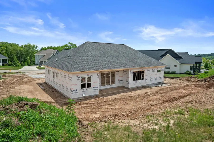 W253N5539 Crescent Hill Dr, Sussex, WI 53089 - #2