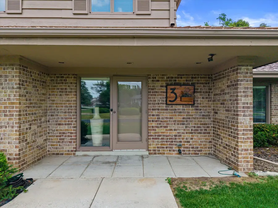 3 Shorewood Ct, Wind Point, WI 53402 - #2