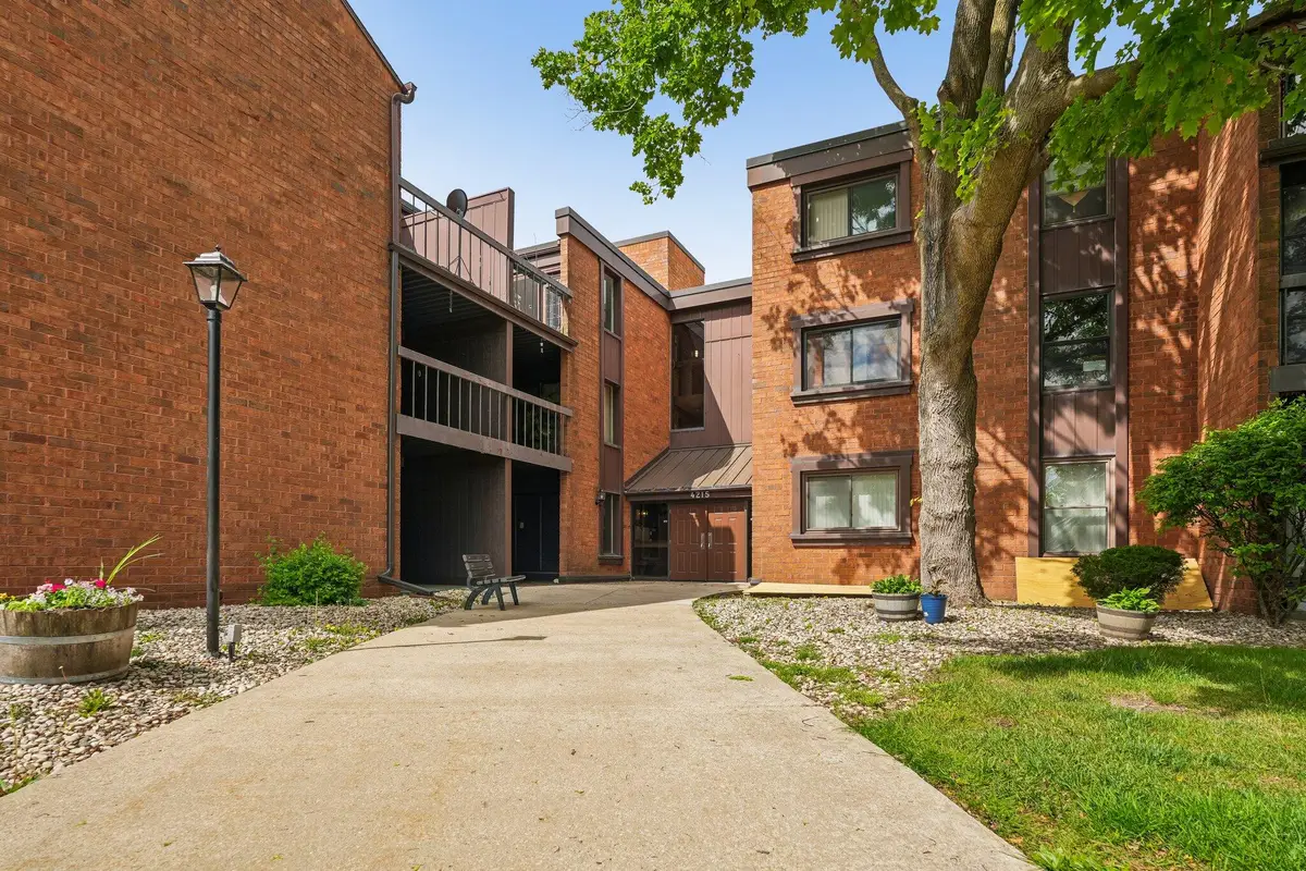 4215 N 100th St, Milwaukee, WI 53222 - #1
