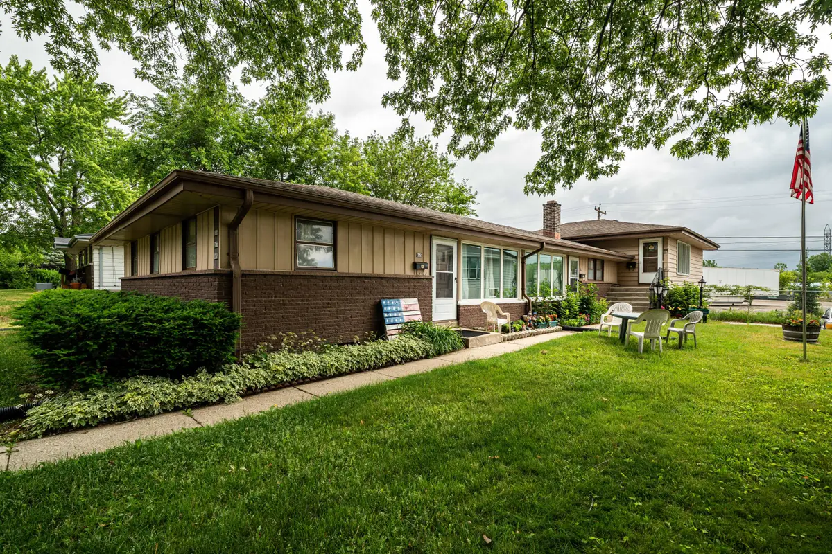 865 Harding Ave, Waukesha, WI 53186 - #1