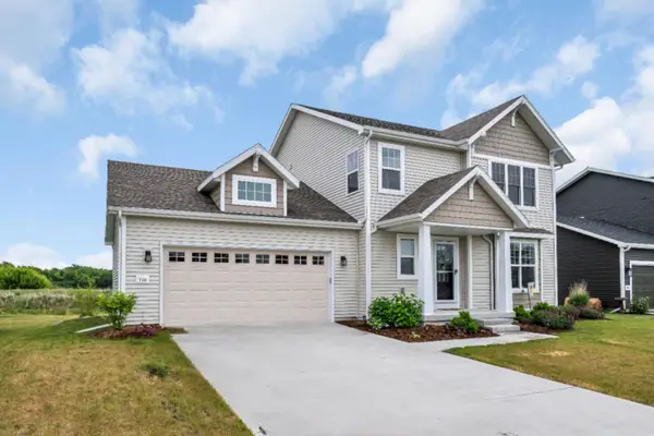 758 Burr Oak Ct, Oconomowoc, WI 53066