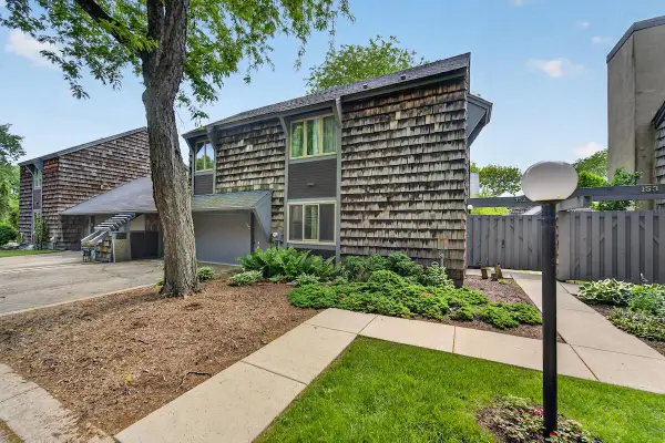 152 Lakefield Ct, Wind Point, WI 53402