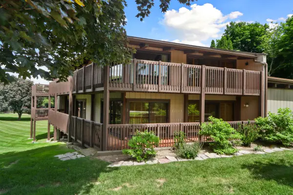 910 Windsor Ct, Fontana, WI 53125