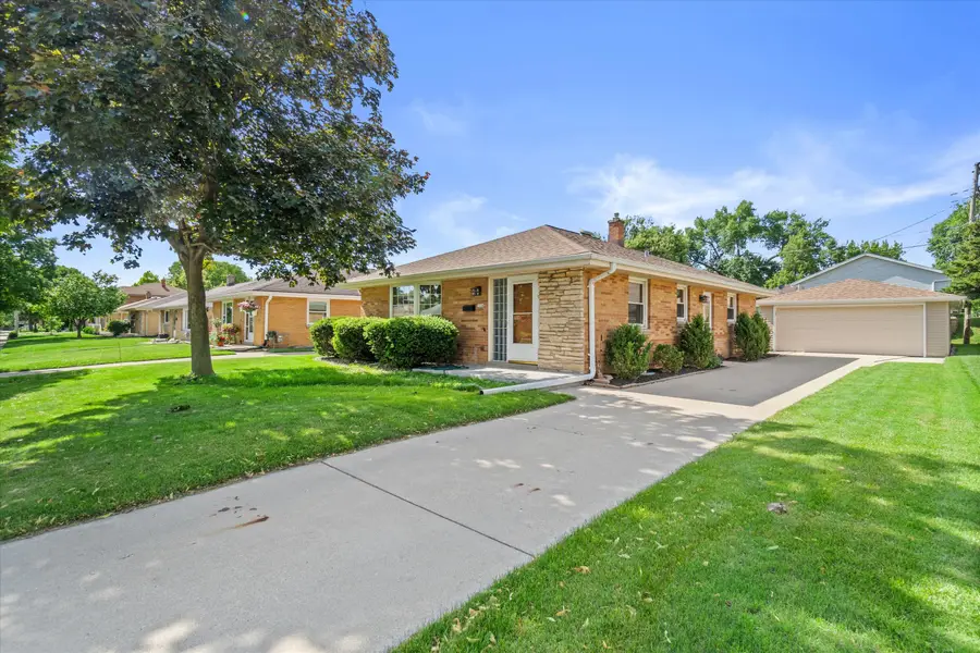 7024 W Lakefield Dr, Milwaukee, WI 53219 - #2