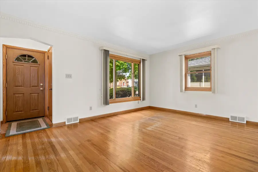 3322 S Dayfield Ave, Milwaukee, WI 53207 - #3