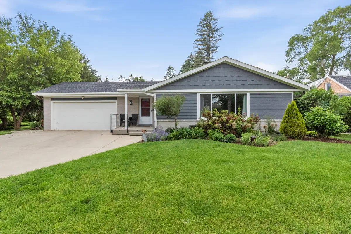 607 Green Bay Rd, Thiensville, WI 53092 - #1