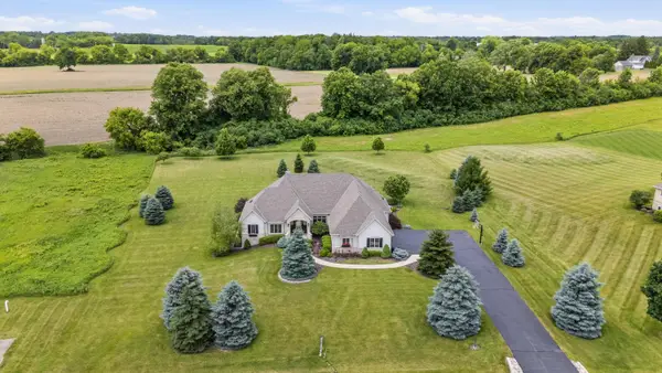 12575 N Hawks Glen Ct, Mequon, WI 53097