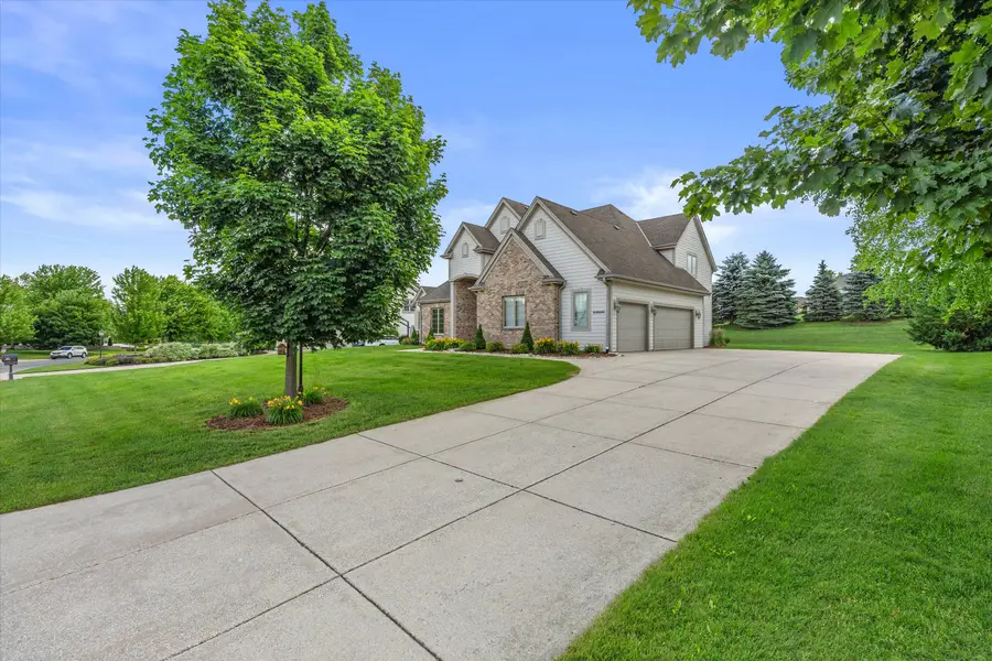 W218N5466 Taylors Woods Dr, Menomonee Falls, WI 53051 - #2
