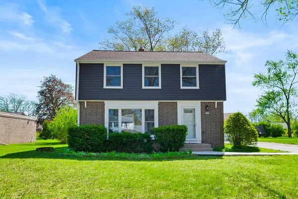 7438 N Seneca Rd, Fox Point, WI 53217