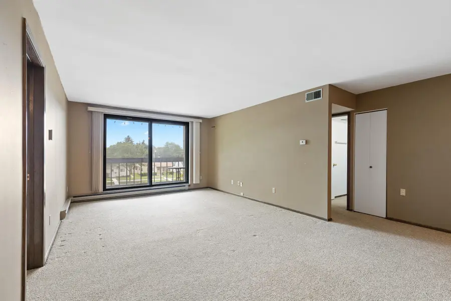 3609 N Tucker Pl, Milwaukee, WI 53222 - #2
