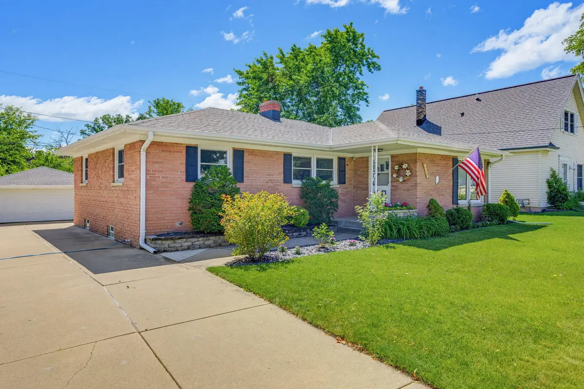 4656 N 118th St, Wauwatosa, WI 53225 - #1