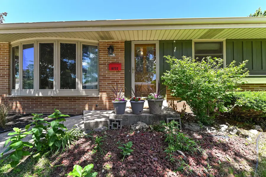 8732 W Burdick Ave, Milwaukee, WI 53227 - #2