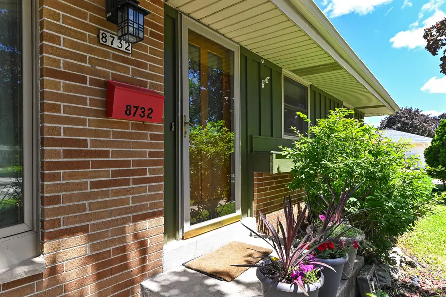 8732 W Burdick Ave, Milwaukee, WI 53227 - #3