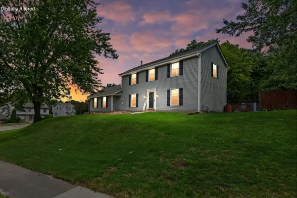 1028 S Imperial Dr, Hartland, WI 53029