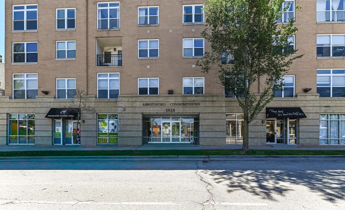 1920 N Farwell Ave, Milwaukee, WI 53202 - #1