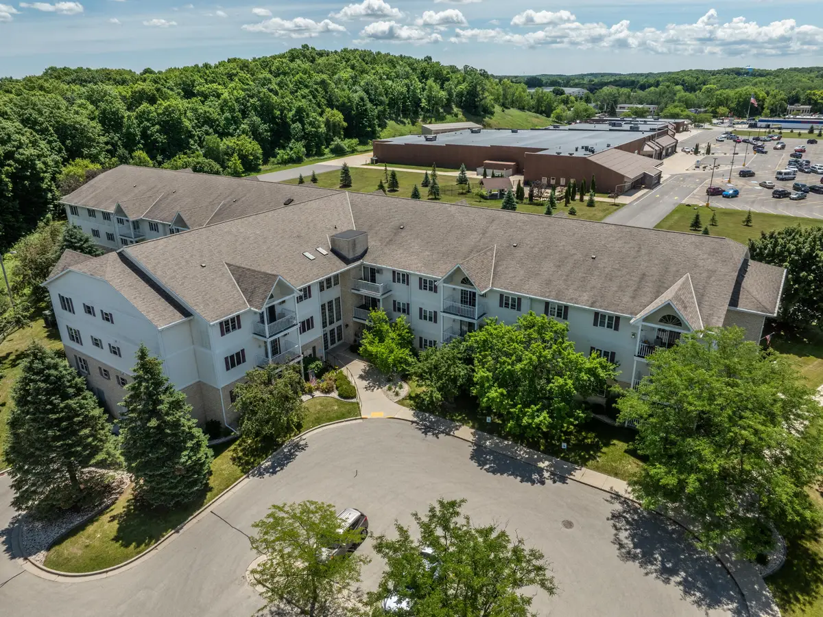 715 Canterberry Ct, West Bend, WI 53090 - #1