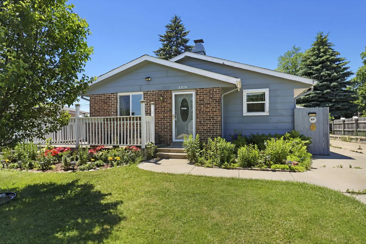 6924 Whitewater St, Caledonia, WI 53402 - #1