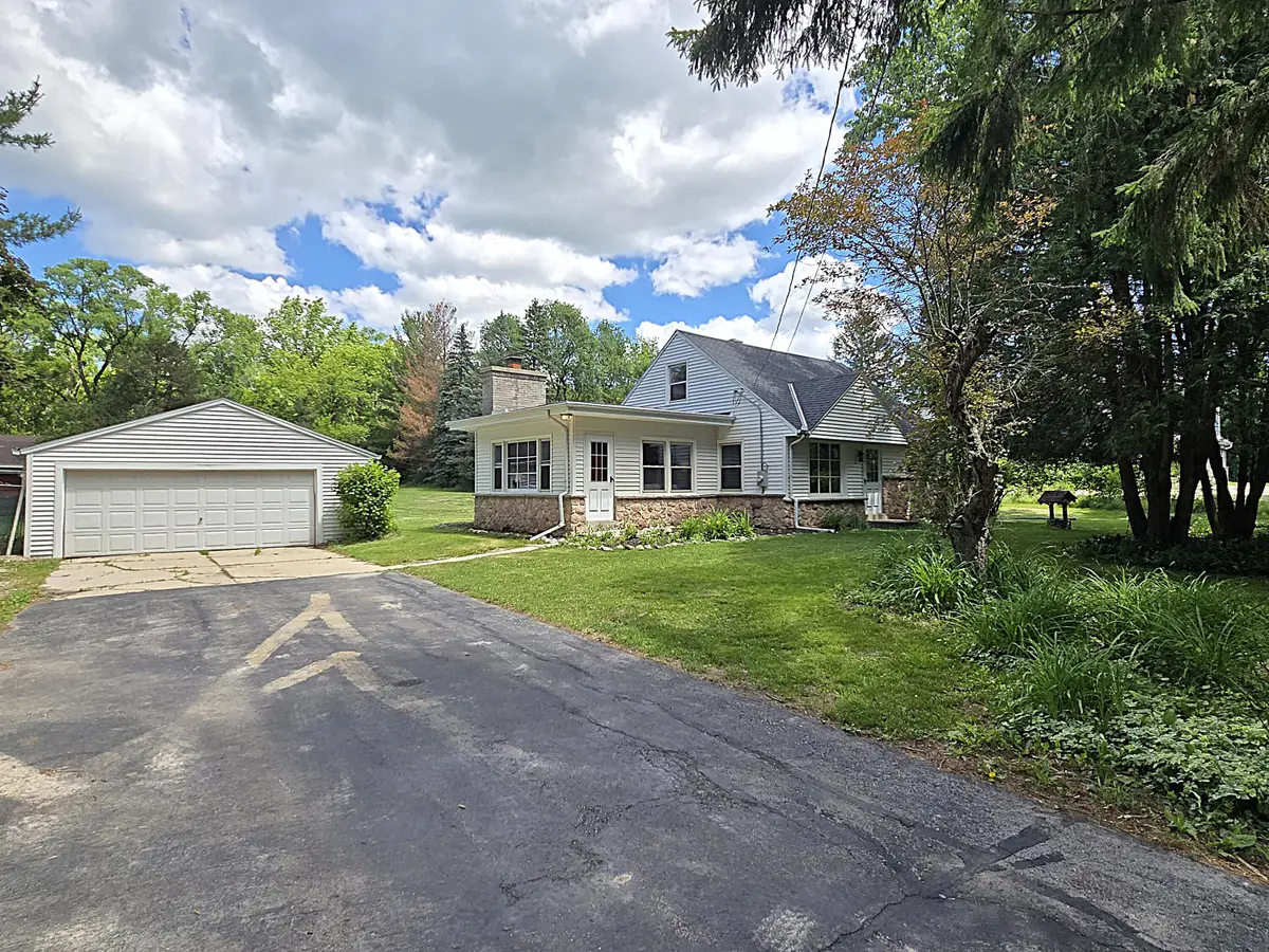 N92W29368 Center Oak Rd, Hartland, WI 53029 - #1