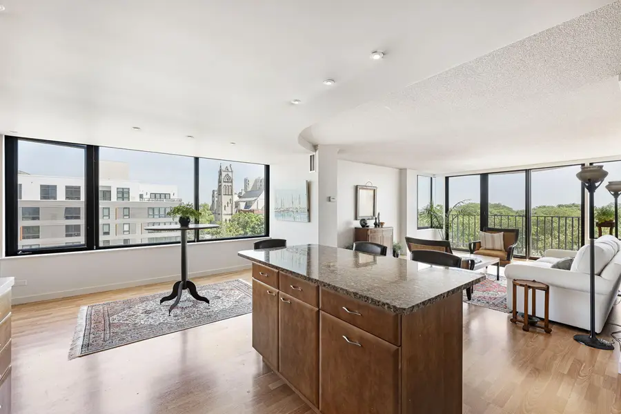 929 N Astor St, Milwaukee, WI 53202 - #3